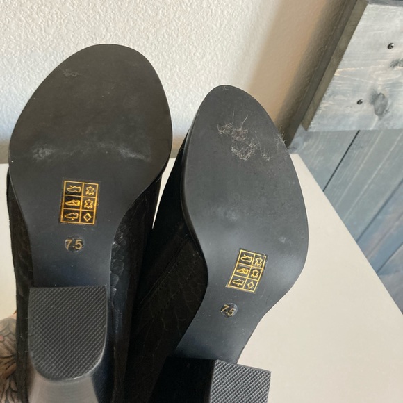 ******SOLD*******Jeffrey Campbell Rowlan Snakeskin Booties - Picture 6 of 6